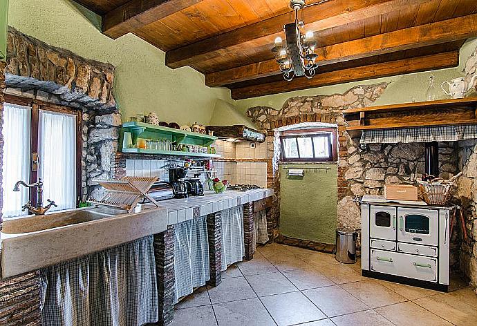 Equipped Kitchen . - Villa Paradiso . (Photo Gallery) }}