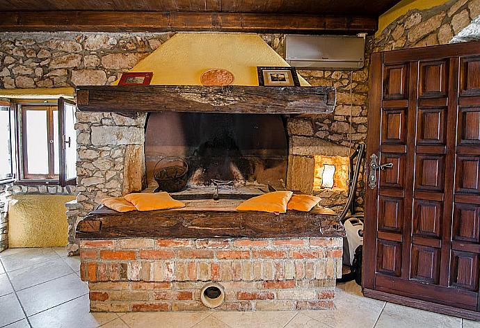 Ornamental Fireplace . - Villa Paradiso . (Photo Gallery) }}