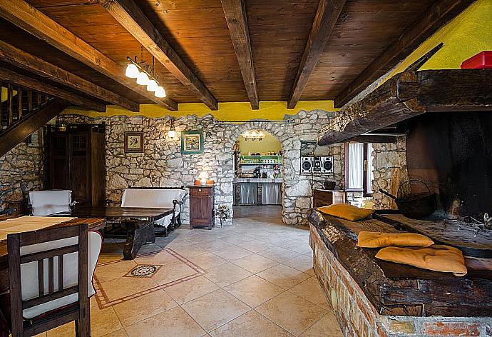 Lounge with WiFi, TV, and Ornamental Fireplace . - Villa Paradiso . (Fotogalerie) }}