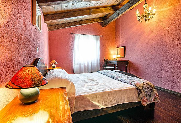 Double bedroom . - Villa Paradiso . (Fotogalerie) }}