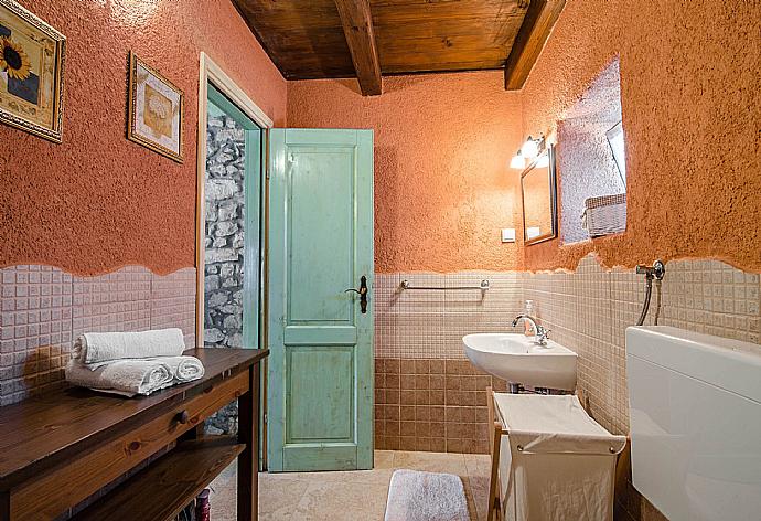Bathroom with bath . - Villa Paradiso . (Galerie de photos) }}