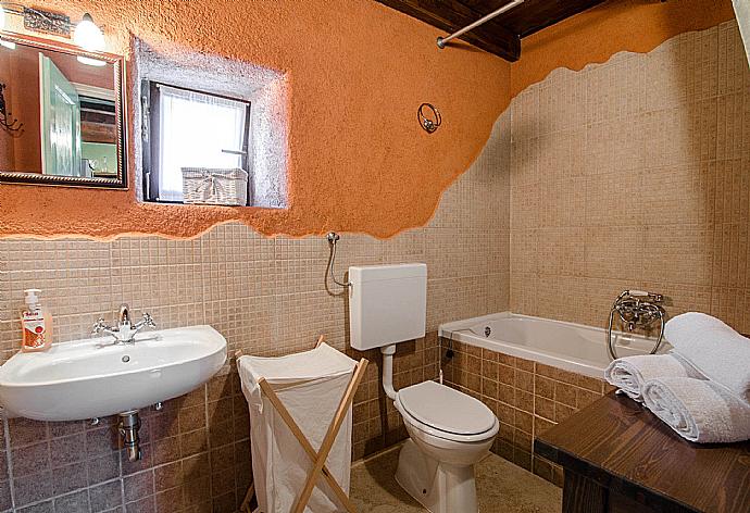 Bathroom with bath . - Villa Paradiso . (Photo Gallery) }}