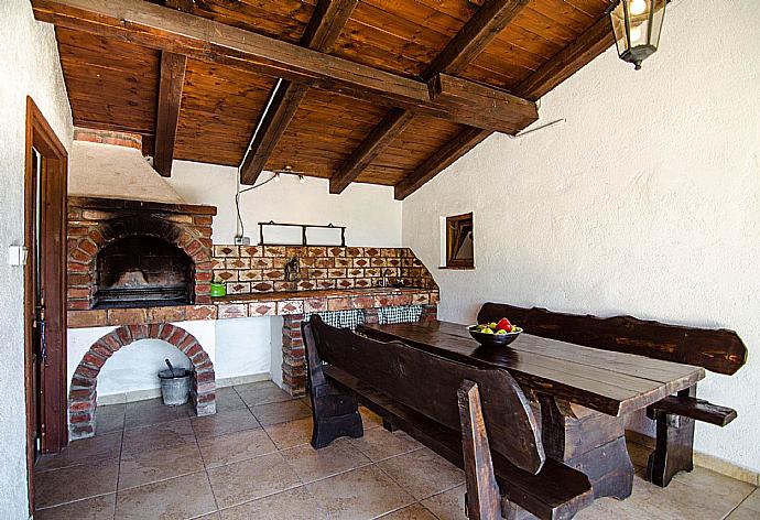 Dining area and barbecue . - Villa Paradiso . (Fotogalerie) }}