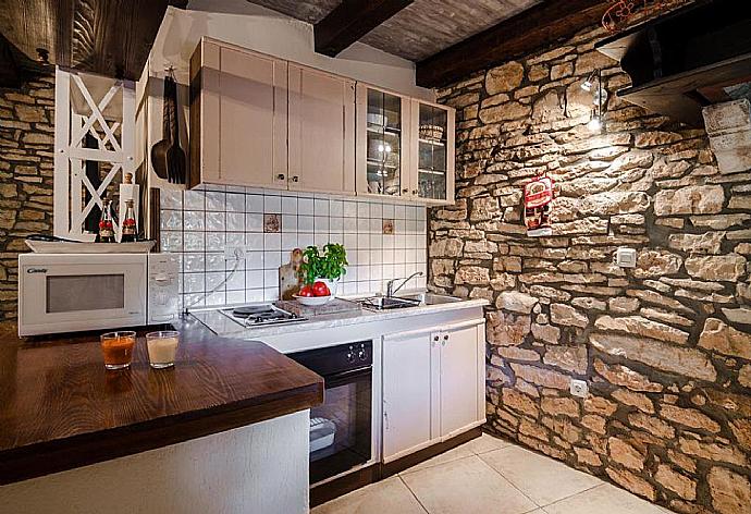 Equipped kitchen . - Joans Cottage . (Photo Gallery) }}