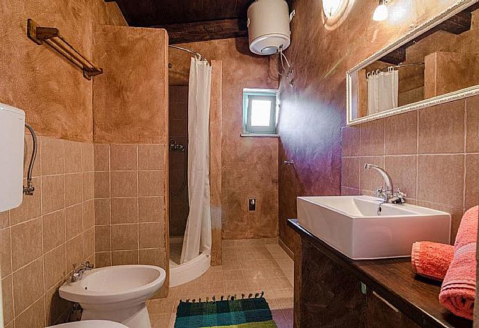 Family bathroom with shower . - Joans Cottage . (Fotogalerie) }}