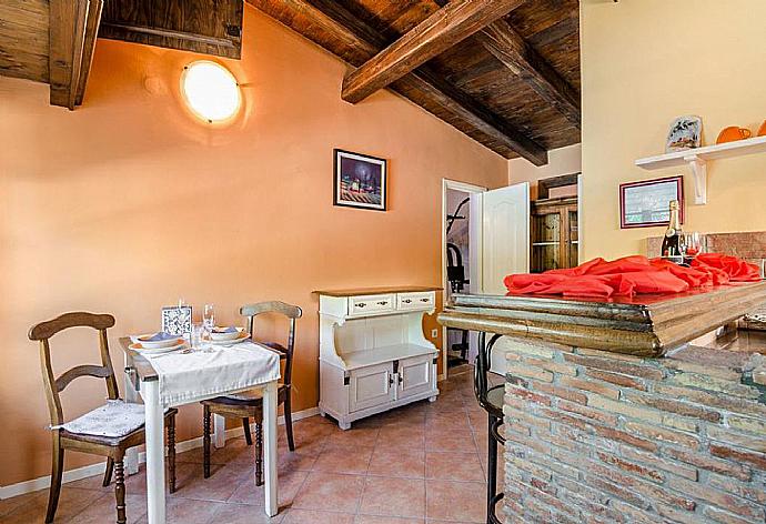 Kitchen and dining area . - Joans Cottage . (Fotogalerie) }}