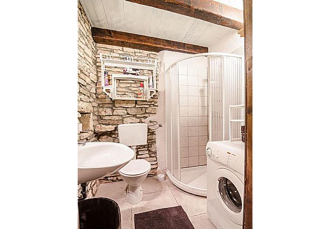 Family bathroom with shower . - Joans Cottage . (Fotogalerie) }}