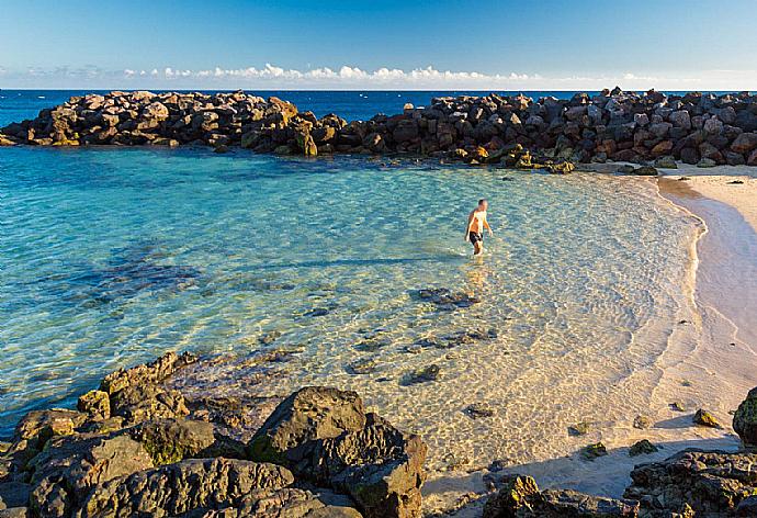 Crystal clear waters at Costa Teguise . - Apartamento Juana Rosa . (Photo Gallery) }}