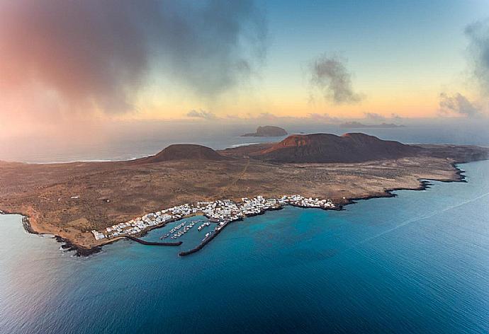 View of La Graciosa from Mirador del Rio . - Apartamento Juana Rosa . (Галерея фотографий) }}