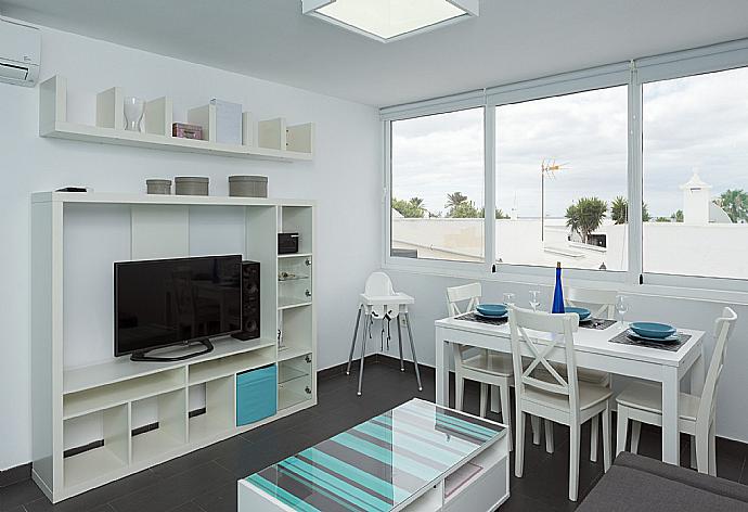Open-plan living room with kitchen and dining area . - Apartamento Juana Rosa . (Photo Gallery) }}