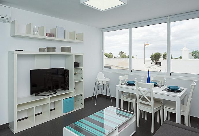 Open-plan living room with kitchen and dining area . - Apartamento Juana Rosa . (Galleria fotografica) }}