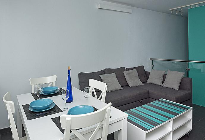 Open-plan living room with kitchen and dining area . - Apartamento Juana Rosa . (Галерея фотографий) }}