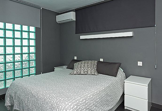 Air-conditioned double bedroom  . - Apartamento Juana Rosa . (Galleria fotografica) }}