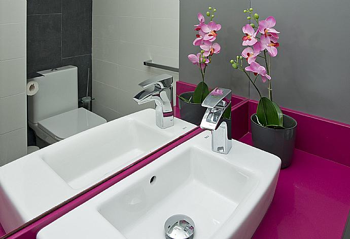 Bathroom with shower . - Apartamento Juana Rosa . (Galerie de photos) }}