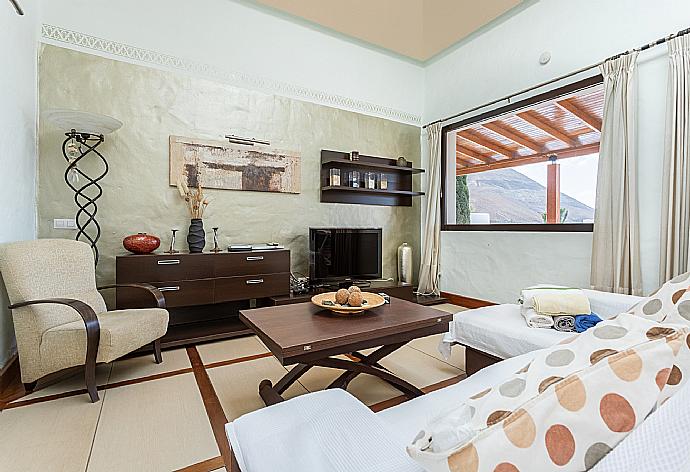 Living room with sofa, dining area, WiFi internet, satellite TV, and terrace access . - Villa Longa . (Galleria fotografica) }}