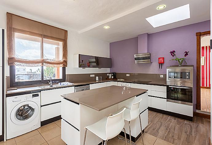 Equipped kitchen . - Villa Longa . (Fotogalerie) }}