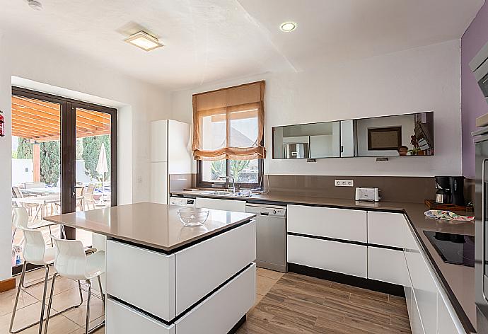 Equipped kitchen . - Villa Longa . (Fotogalerie) }}