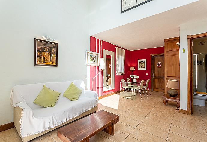 Second living area with sofa, dining area, and TV . - Villa Longa . (Galleria fotografica) }}