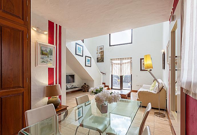 Second living area with sofa, dining area, mezzanine, and TV . - Villa Longa . (Galerie de photos) }}