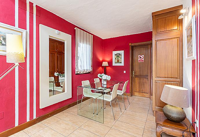 Second living area with sofa, dining area, mezzanine, and TV . - Villa Longa . (Fotogalerie) }}