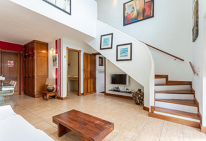 Second living area with sofa, dining area, mezzanine, and TV . - Villa Longa . (Fotogalerie) }}