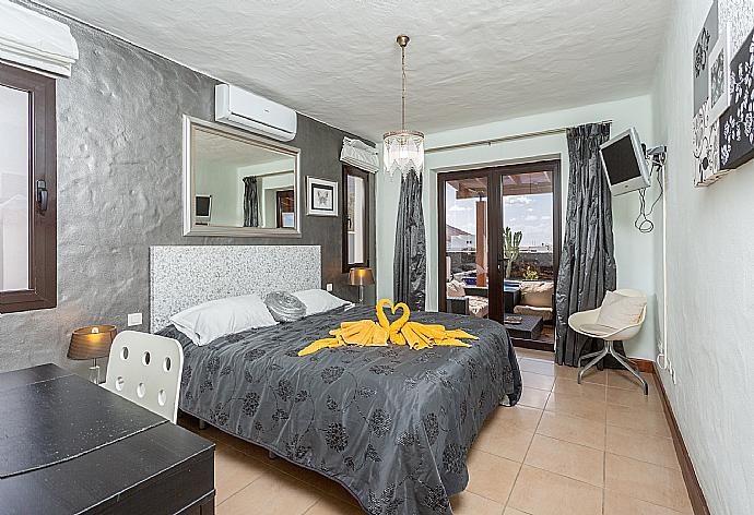 Double bedroom with A/C, TV, desk, and terrace access . - Villa Longa . (Galerie de photos) }}