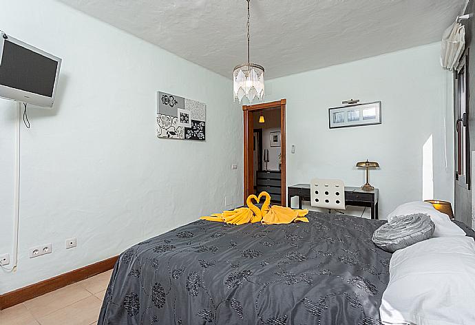 Double bedroom with A/C, TV, desk, and terrace access . - Villa Longa . (Galerie de photos) }}