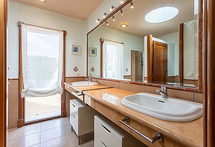 Family bathroom with shower . - Villa Longa . (Galerie de photos) }}