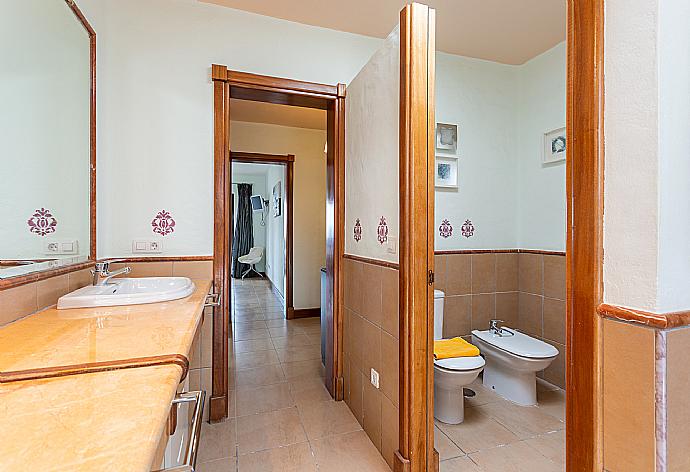 Family bathroom with shower . - Villa Longa . (Galleria fotografica) }}