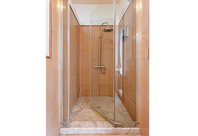 Family bathroom with shower . - Villa Longa . (Photo Gallery) }}