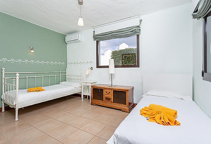 Twin bedroom with A/C . - Villa Longa . (Photo Gallery) }}