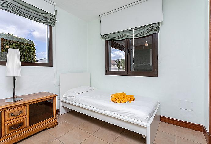 Twin bedroom with A/C . - Villa Longa . (Fotogalerie) }}