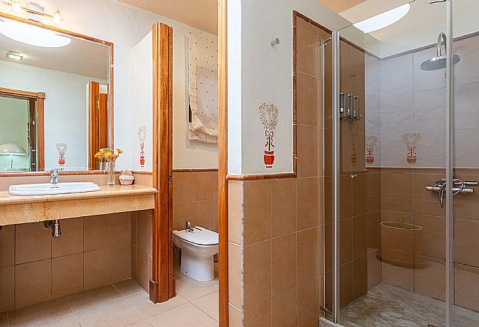 Family bathroom with shower . - Villa Longa . (Галерея фотографий) }}