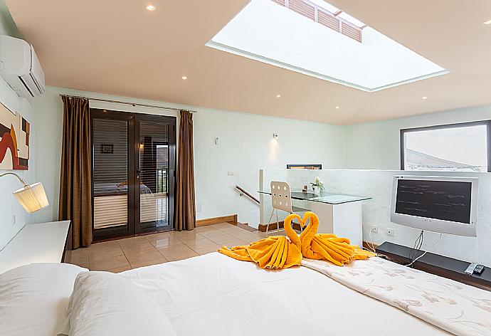 Double bedroom with A/C, desk, TV, and upper terrace access . - Villa Longa . (Galleria fotografica) }}