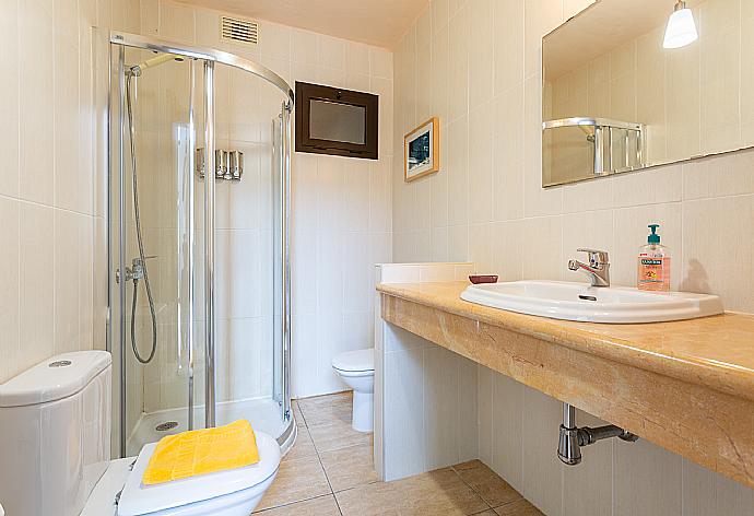 Family bathroom with shower . - Villa Longa . (Fotogalerie) }}