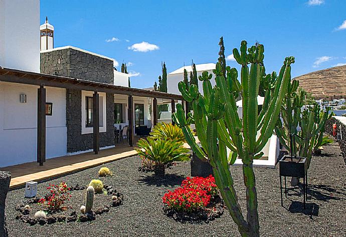 Garden area . - Villa Longa . (Galerie de photos) }}