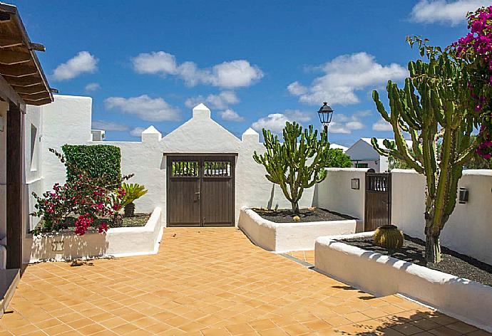 Front enterance . - Villa Longa . (Галерея фотографий) }}