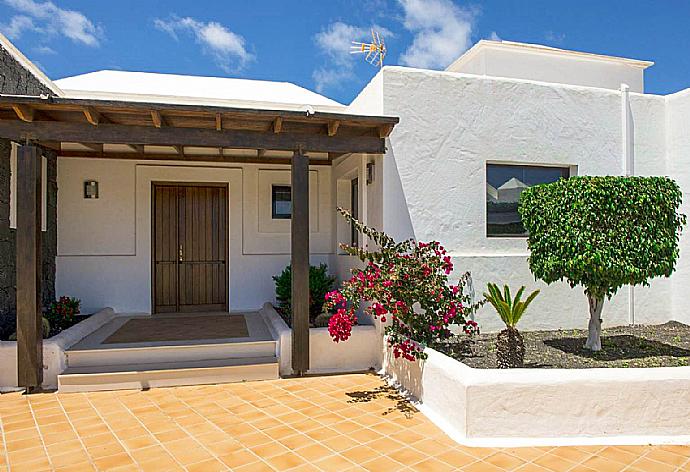 Villa Entrance . - Villa Longa . (Fotogalerie) }}