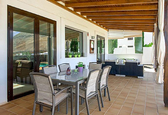 Sheltered terrace . - Villa Longa . (Galerie de photos) }}