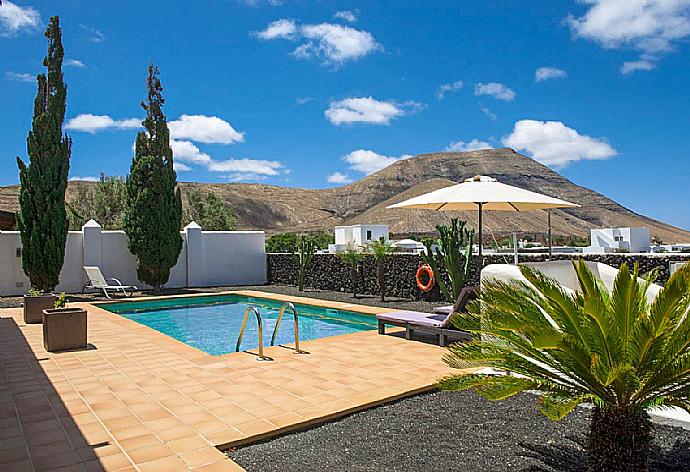 Private pool and terrace with views . - Villa Longa . (Fotogalerie) }}