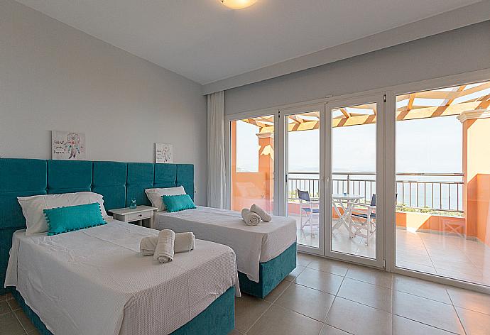 Bedroom 2 with 2 single beds . - Villa Danaia . (Fotogalerie) }}