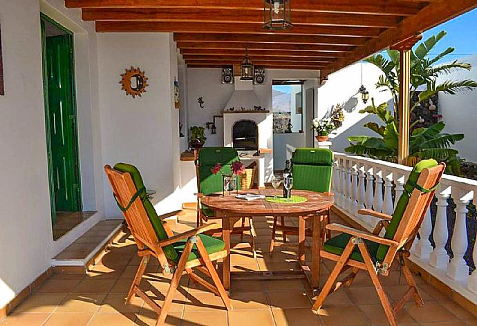 Outdoor dining and BBQ area . - Villa Sol y Mar . (Photo Gallery) }}