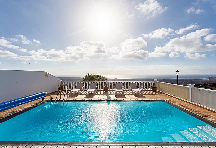 Private pool and terrace with sea views . - Villa Sol y Mar . (Galería de imágenes) }}