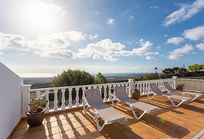 Terrace with sea views . - Villa Sol y Mar . (Photo Gallery) }}