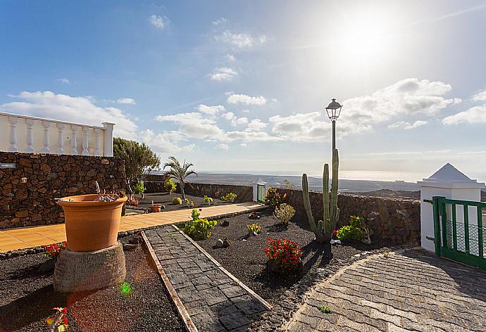 Garden area . - Villa Sol y Mar . (Галерея фотографий) }}