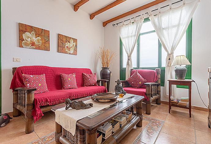 Open-plan living room with dining area, WiFi internet, satellite TV, and terrace access . - Villa Sol y Mar . (Galleria fotografica) }}