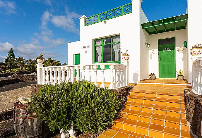 Entrance to villa  . - Villa Sol y Mar . (Galerie de photos) }}