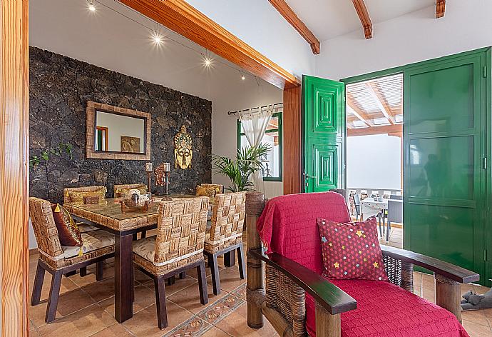 Open-plan living room with dining area, WiFi internet, satellite TV, and terrace access . - Villa Sol y Mar . (Fotogalerie) }}