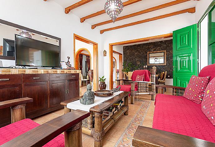 Open-plan living room with dining area, WiFi internet, satellite TV, and terrace access . - Villa Sol y Mar . (Galleria fotografica) }}