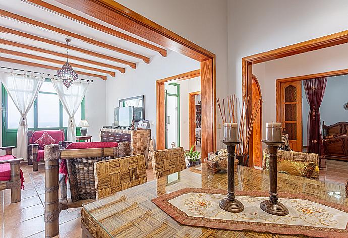 Open-plan living room with dining area, WiFi internet, satellite TV, and terrace access . - Villa Sol y Mar . (Galleria fotografica) }}